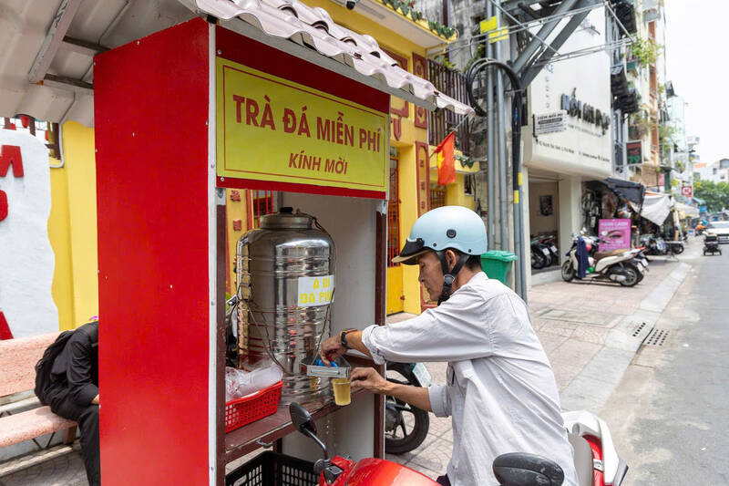 Người dân ghé uống nước, nghỉ chân dưới cái nắng hơn 35 độ C.