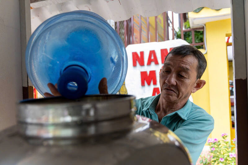 Người dân chùa Phú Long đều đặn thay nước, tiếp thêm trà đá cho bà con trong ngày nắng nóng.