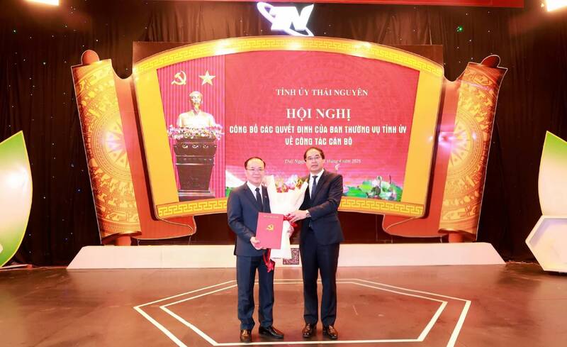 El Secretario del Comité Provincial del Partido de Thái Nguyên, Trịnh Xuân Trường, entrega la decisión al nuevo Editor en Jefe del Periódico y Radio y Televisión de Thái Nguyên. Foto: Thái Nguyên GOP