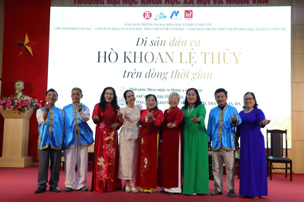 사회과학인문대학교 노동조합은 문화 교류 프로그램 "시간의 흐름 속의 레투이 호 khoan 민요 유산"을 개최합니다. 사진: 카잉 반