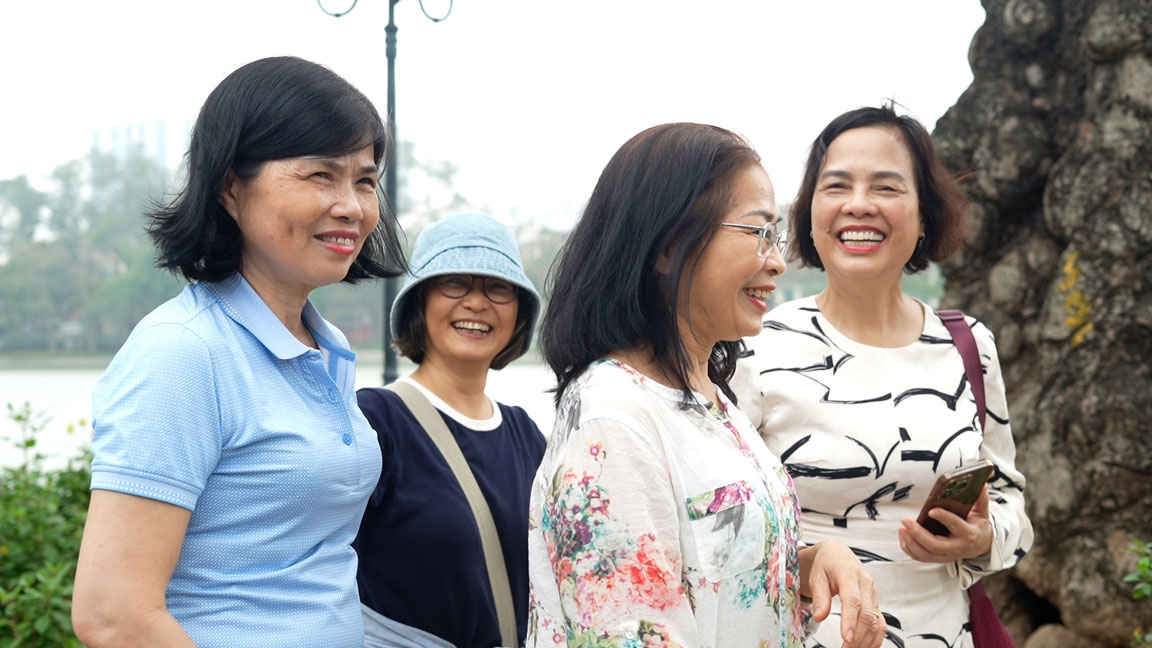 高齢者は、協会やグループで自分で楽しみを見つけることで、子供や孫の忙しい仕事にオープンになり、理解しやすくなります.