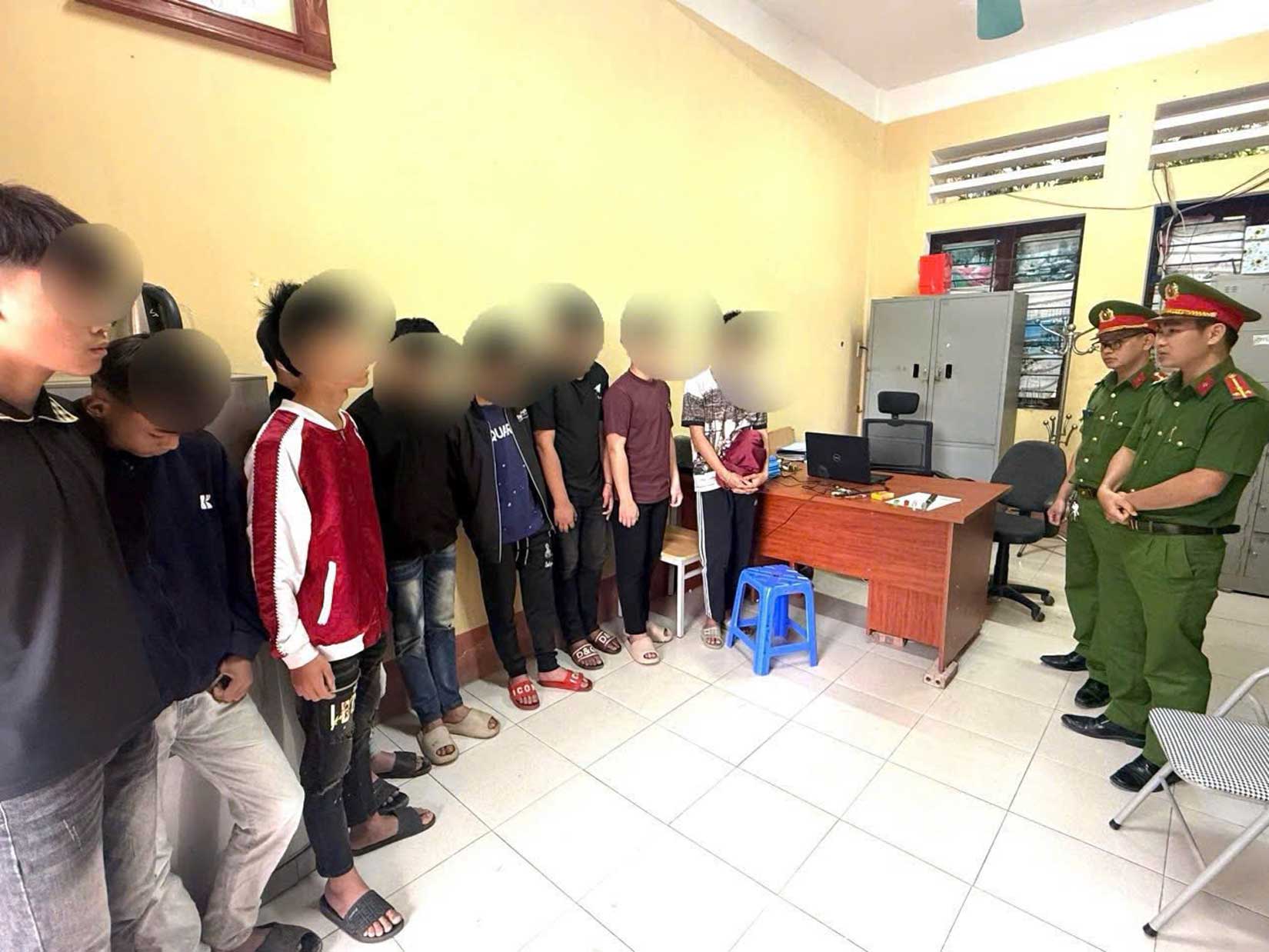 Police working with students related to violations. Photo: Van Ban Commune Police