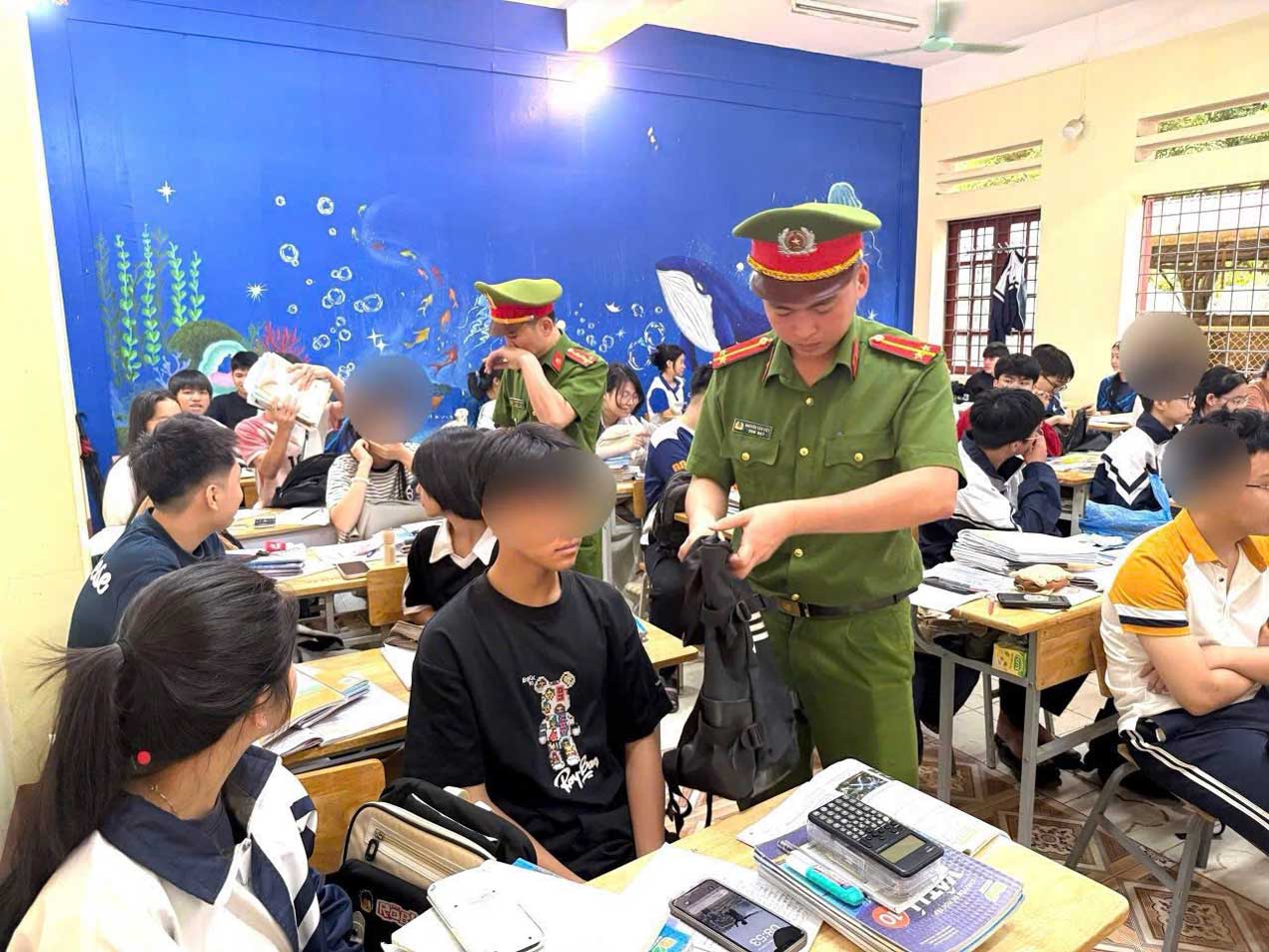 Kiểm tra đột xuất học sinh THPT - phòng ngừa bạo lực học đường. Ảnh: Công an xã Văn Bàn