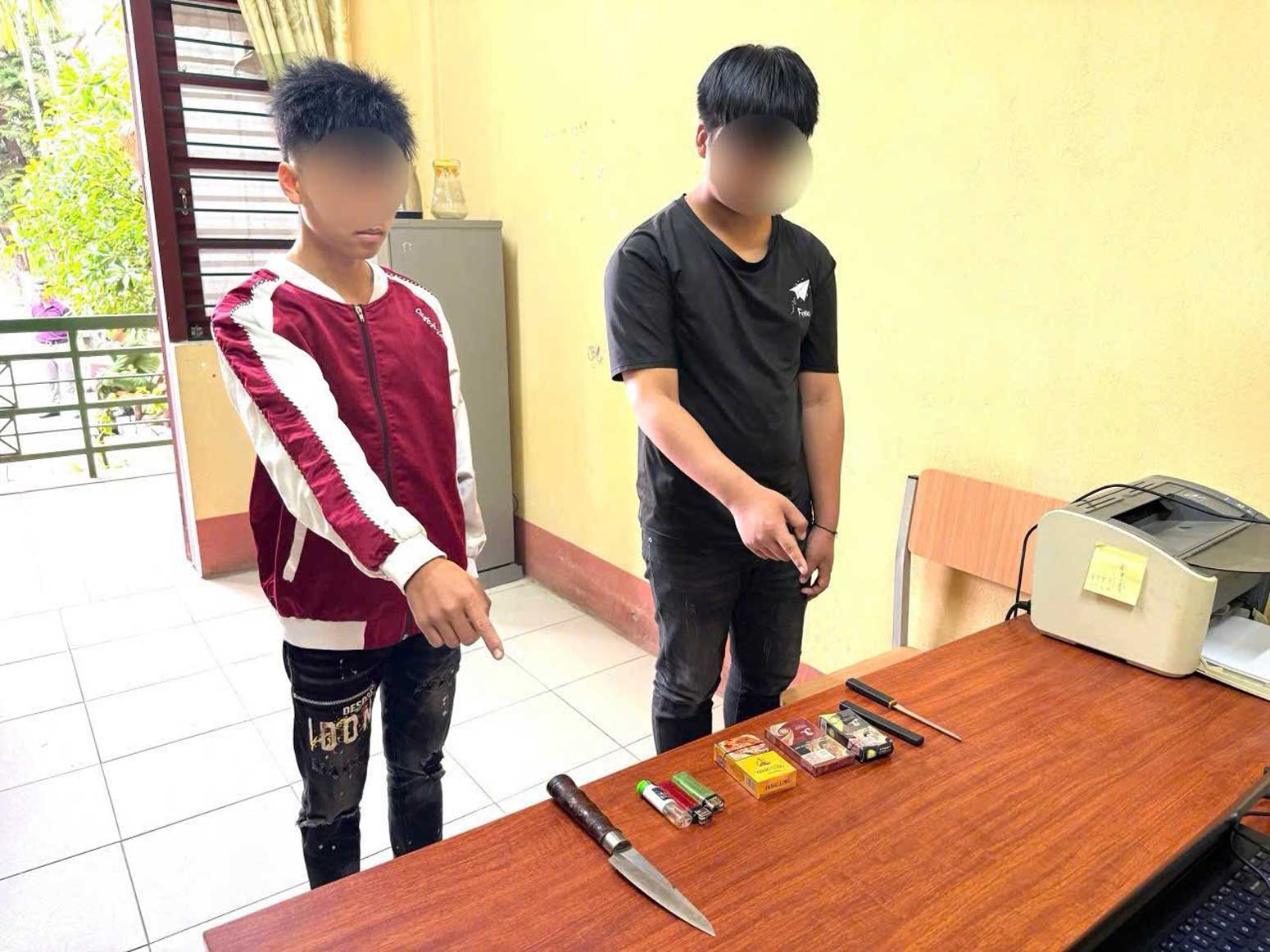 Công an xã Văn Bàn làm việc với học sinh vi phạm và thu giữ vật dụng nguy hiểm mang đến trường.