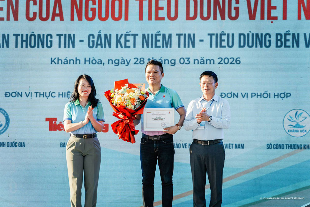 Đại diện Herbalife Việt Nam nhận hoa và chứng nhận đồng hành cùng chuỗi hoạt động của Ban tổ chức. Ảnh: Herbalife