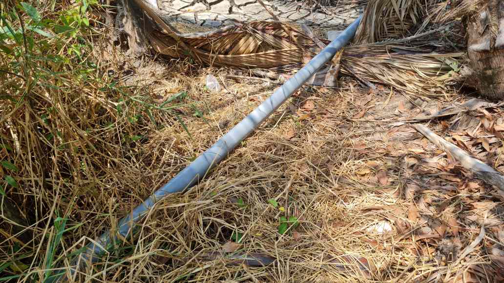 Thi công đường ống cấp nước ngọt cho người dân vùng nông thôn. Ảnh: Nhật Hồ.