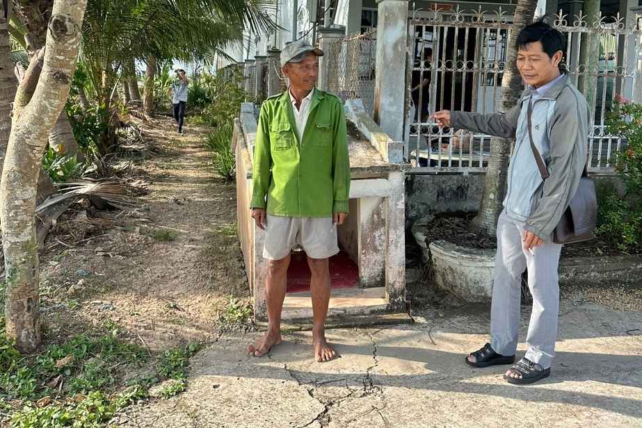 Khảo sát nơi xây dựng bể chứa nước ngọt phục vụ sinh hoạt cho người dân vùng nông thôn Cà Mau. Ảnh: Nhật Hồ.