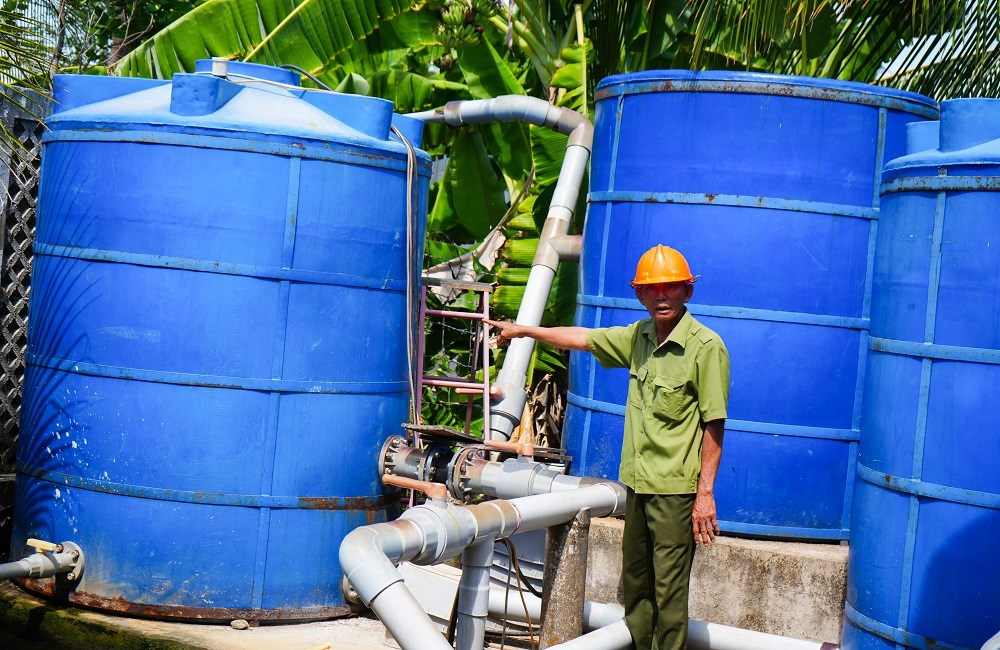 Kiểm tra hệ thống cấp nước sinh hoạt vùng nông thôn tại Cà Mau. Ảnh: Nhật Hồ.