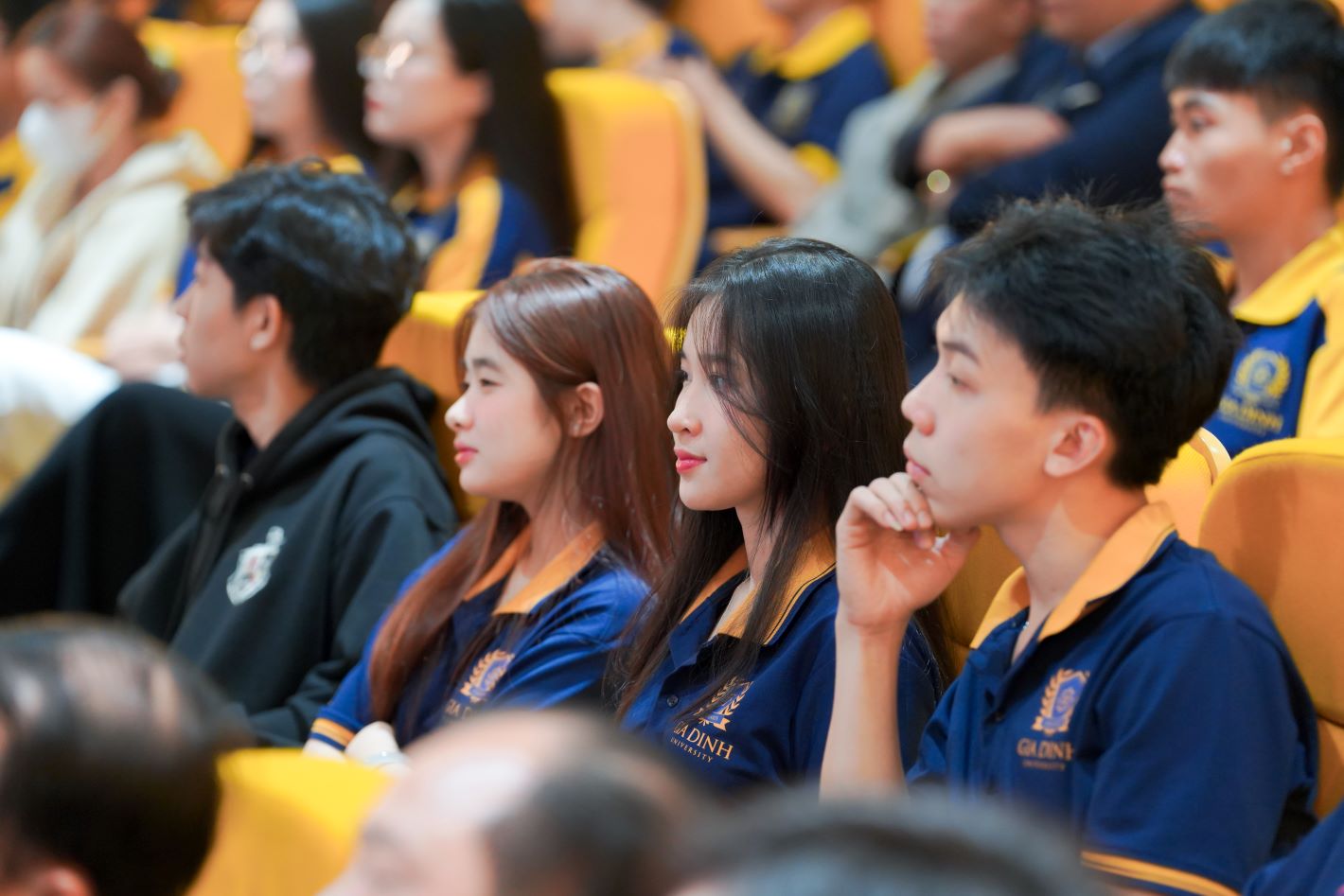 On the occasion of Hung Kings' Death Anniversary, April 30 and May 1 holidays, many universities give students 9 consecutive days off. Photo: Trinh Nu