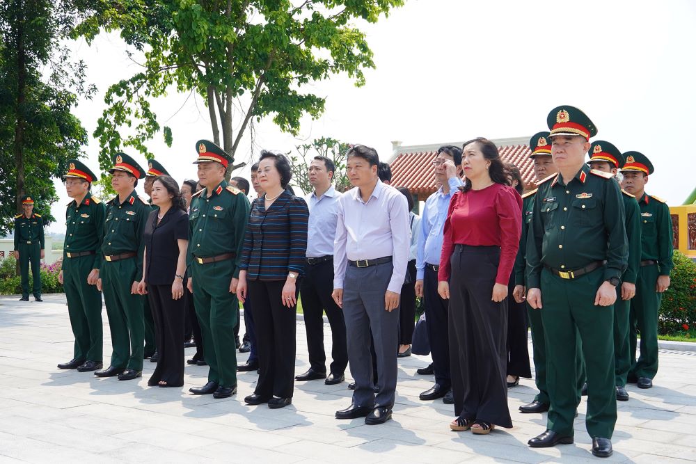 Phó Thủ tướng Phạm Thị Thanh Trà cùng đoàn công tác đến viếng, tri ân các anh hùng liệt sĩ tại Di tích lịch sử quốc gia tưởng niệm 16 Thanh niên xung phong, Bến phà II Long Đại. Ảnh: Hưng Thơ