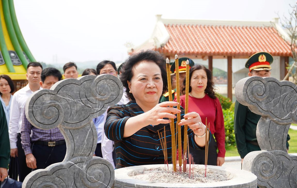 Deputy Prime Minister Pham Thi Thanh Tra offers incense and expresses gratitude to heroic martyrs. Photo: Hung Tho