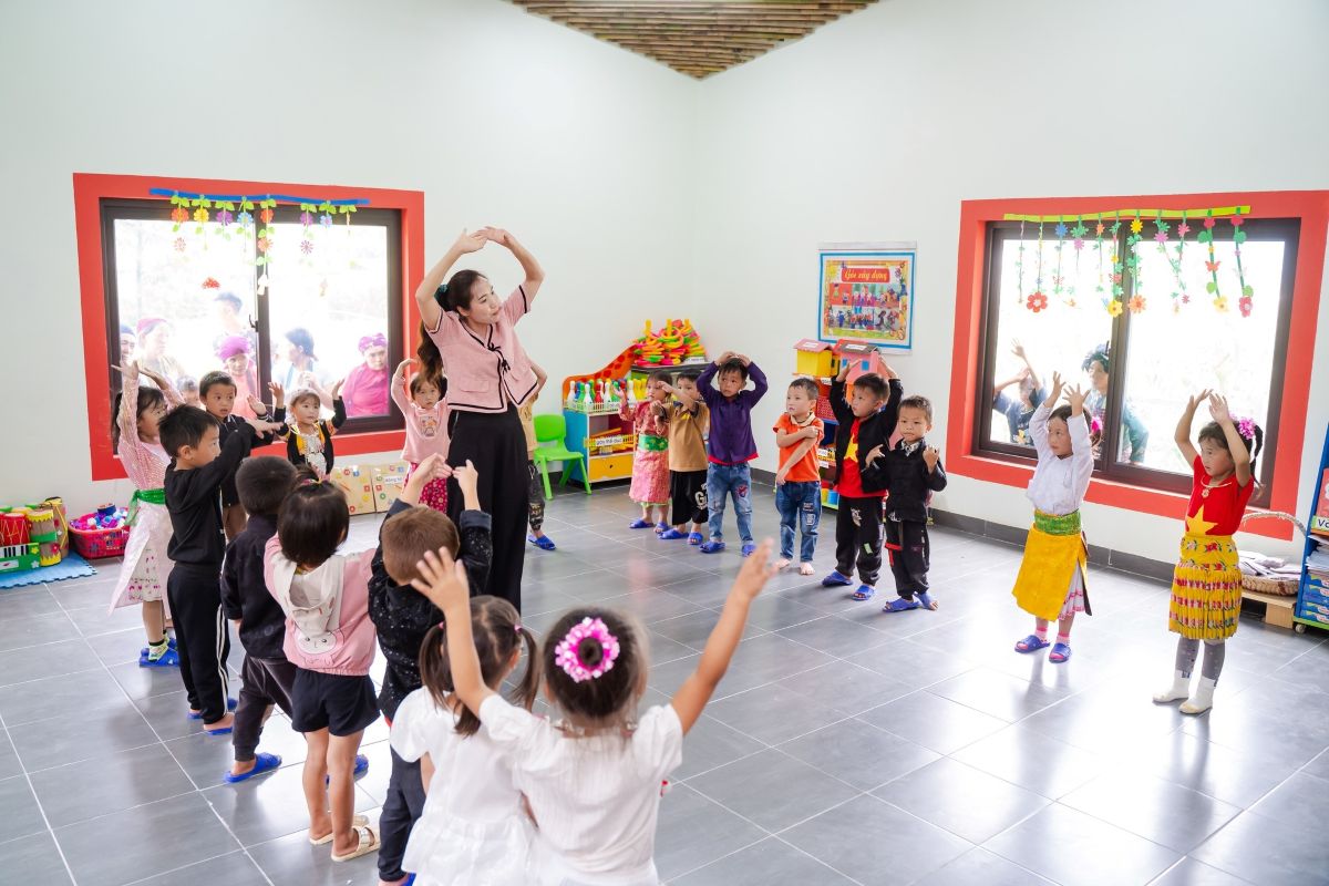 Giáo viên và học sinh Điểm trường Sảng Pả thuộc Trường Mầm non Phố Cáo, tỉnh Tuyên Quang - ngôi trường được đầu tư xây mới từ nguồn quỹ Edurun 2023.