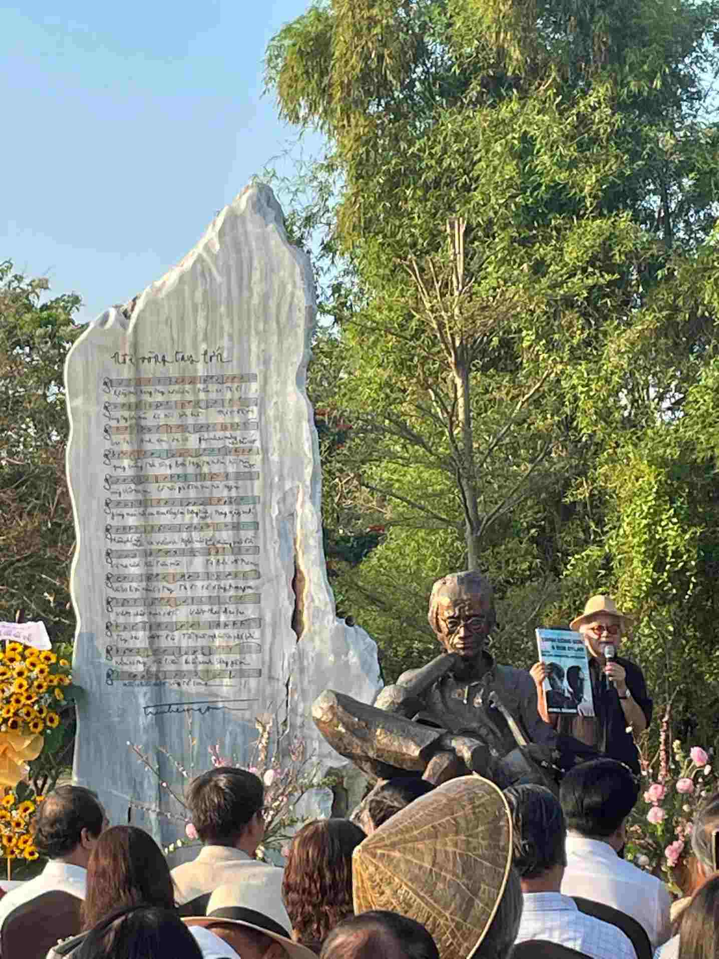 Ông Nguyễn Trung Trực giới thiệu cuốn sách “Trinh Cong Son and Bob Dylan Essays on Songwriting, Love, War and Religion” của tác giả Jon C.Schafer. Ảnh do gia đình cung cấp 