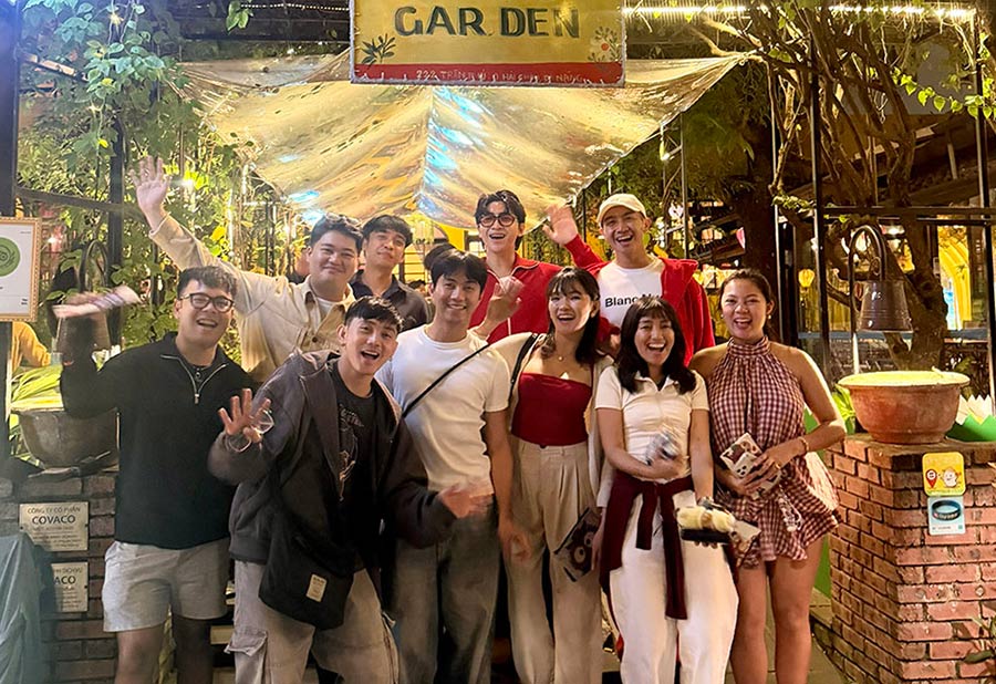 KOLs/Content Creators delegation from the Philippines explores Da Nang, spreading the image of the city by the Han River and Vietnamese tourism. Photo: Da Nang City Tourism Promotion Center