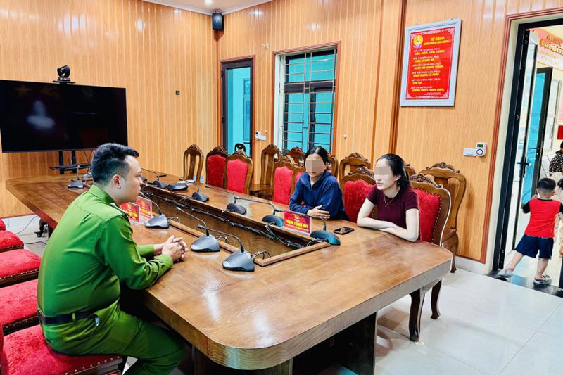 M. Pham Thanh Huy - chef de la police de la commune de Nghia Tru travaille directement avec Mme T et sa mère biologique. Photo: Police de la commune de Nghia Tru