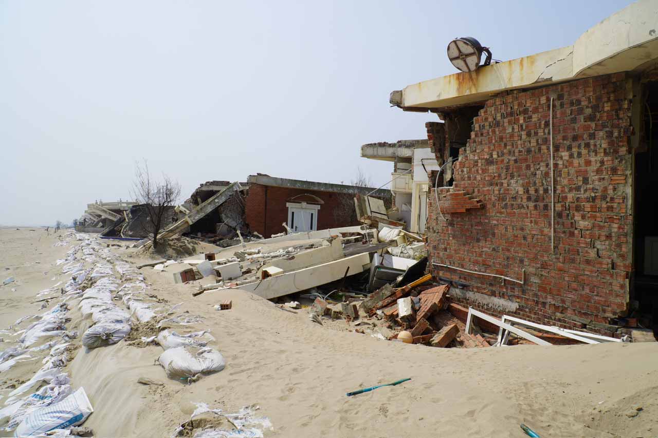 Chưa xây dựng kè biển khiến loạt biệt thự bị đổ sập trong cơn bão số 10. Ảnh: Trần Tuấn