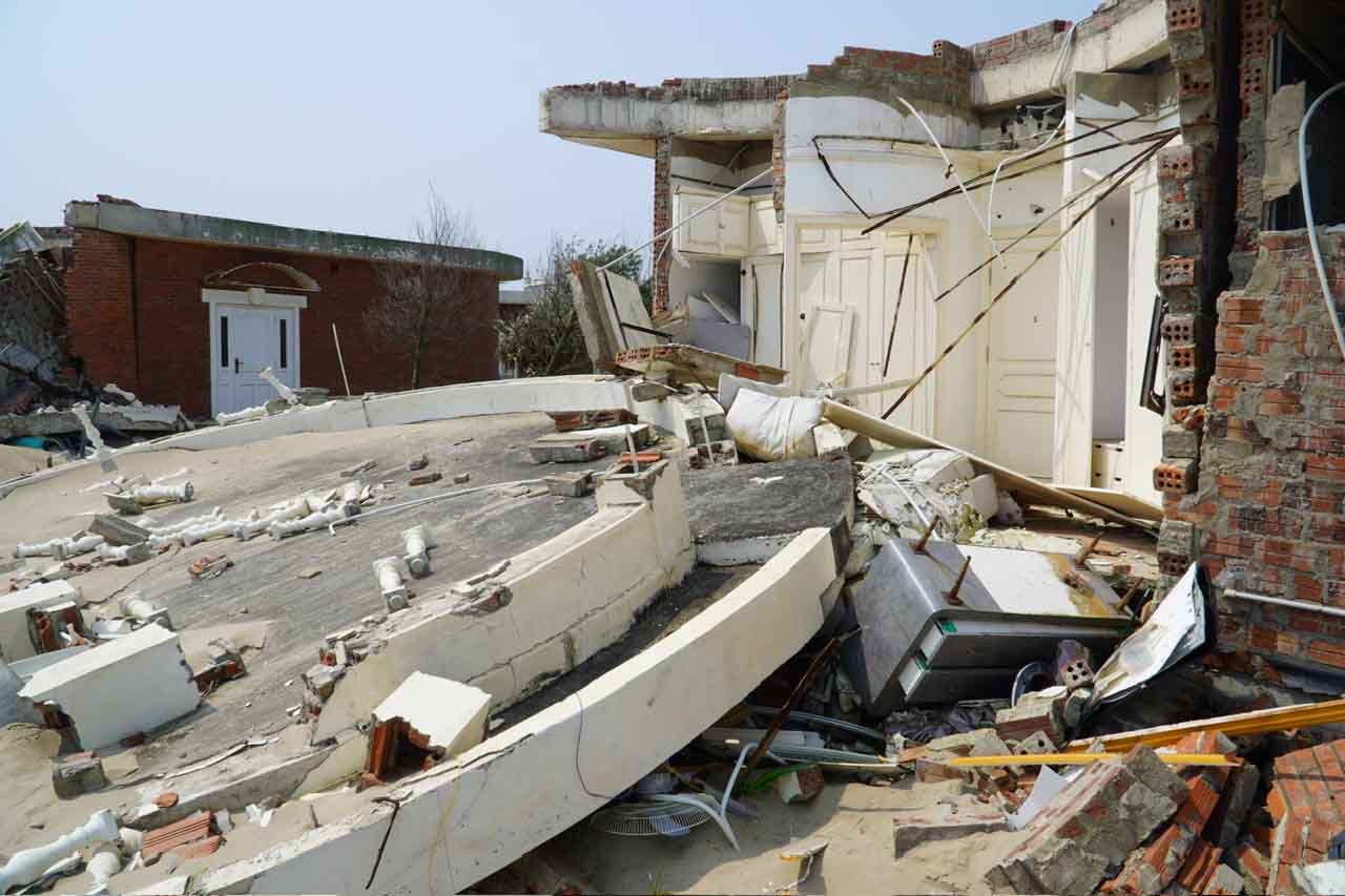 Với những hư hỏng nặng nề này, việc khắc phục sẽ khó hoàn thành trước ngày 30.4.2026 như yêu cầu của UBND tỉnh Hà Tĩnh. Ảnh: Trần Tuấn