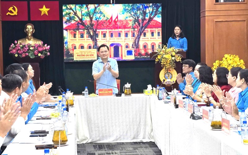 응우옌안뚜언 당 중앙위원회 위원, 당위원회 서기, 베트남 노동총연맹 위원장이 이끄는 베트남 노동총연맹 실무단이 호치민시 사이공구 노동조합에서 조사를 실시했습니다. 사진: 남즈엉