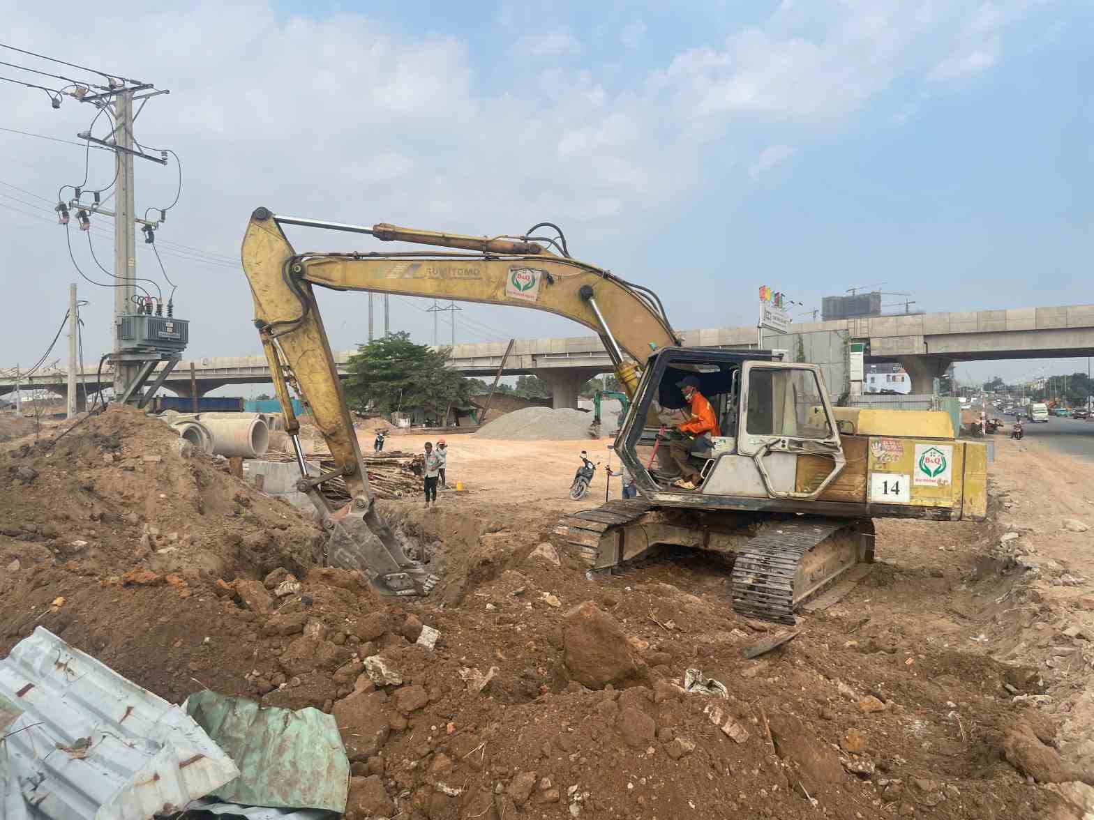 Nhà thầu đang tập trung máy móc để thi công đường dẫn kết nối Quốc lộ 13 với Vành đai 3 TPHCM. Ảnh: Đình Trọng