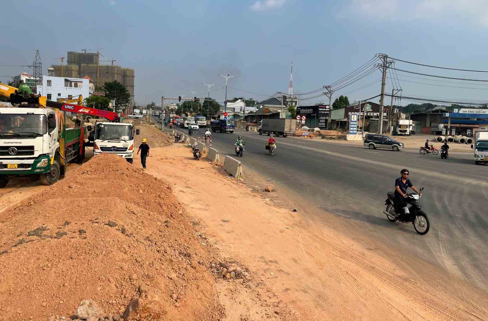 Dự án nâng cấp mở rộng Quốc lộ 13 cũng đang được đẩy nhanh tiến độ. Ảnh: Đình Trọng