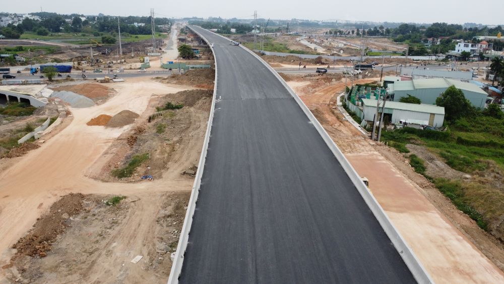 The overpass of Ring Road 3 in Ho Chi Minh City is asphalted. Photo: Dinh Trong