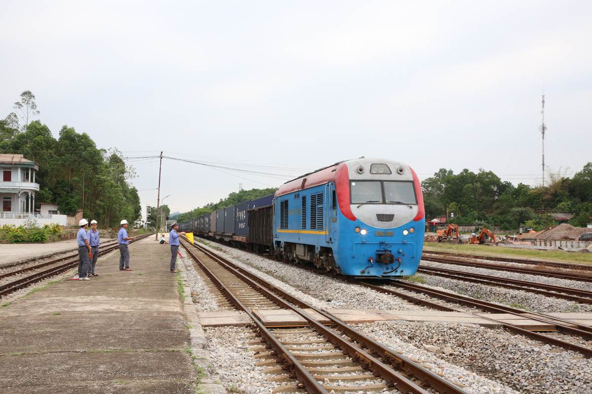 バクニン省ケップ駅を通過する国際複合貨物列車。写真:リン・ゴック