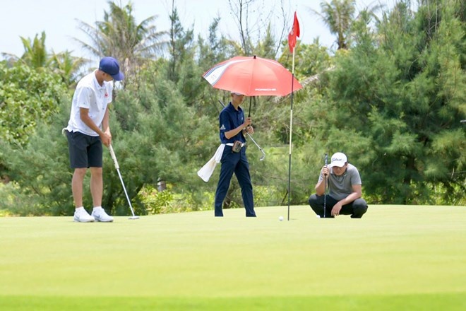Golfers experience golf courses in Gia Lai province. Photo: Hoai Phuong.