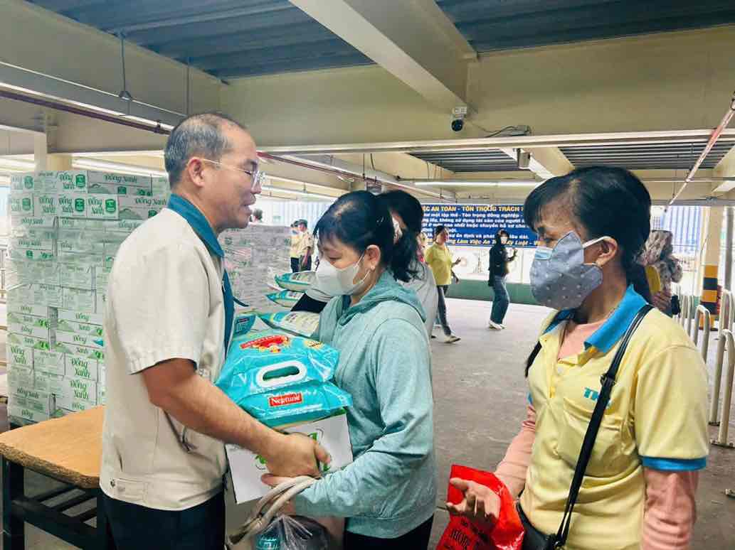 The Executive Committee of the grassroots Trade Union of TKG Taekwang Vina Company presents gifts to union members in difficult circumstances. Photo: Trade Union provided