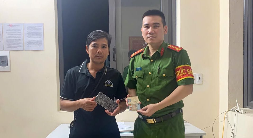 The man picked up a phone and personal papers, and brought them to the police to report. Photo: Truong Tan Commune Police