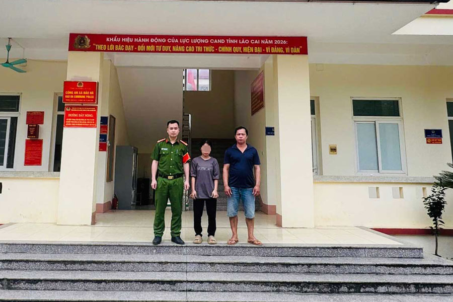 Công an xã bàn giao cháu Lự Thị Kim Dung cho gia đình sau khi nhanh chóng tìm thấy, bảo đảm an toàn. Ảnh: Công an xã Bảo Hà 