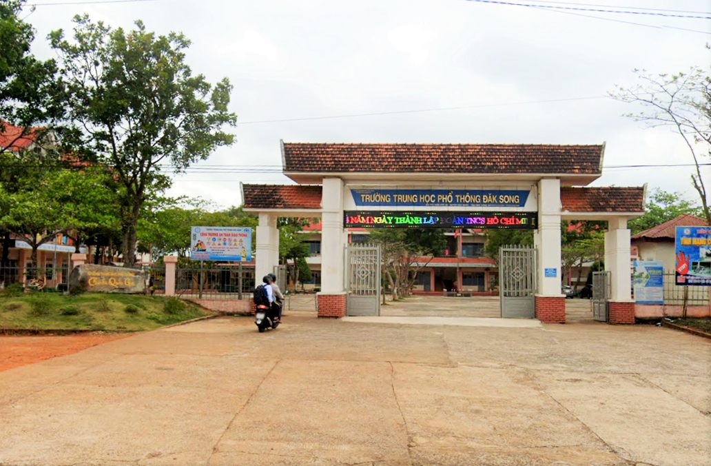 Trường THPT Đắk Song đang đề nghị công an làm rõ hình ảnh nhạy cảm phát tán trong trường học. Ảnh: Đặng Dương 