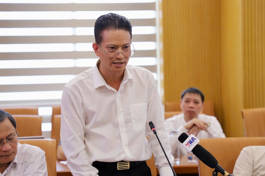 Ông Nguyễn Xuân Hải - Phó Cục trưởng Cục Môi trường trả lời về vụ việc tại buổi họp báo ngày 1.4 Ảnh: Việt Anh