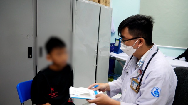 A child with Tic disease is examined by a doctor. Photo: Anh Tu