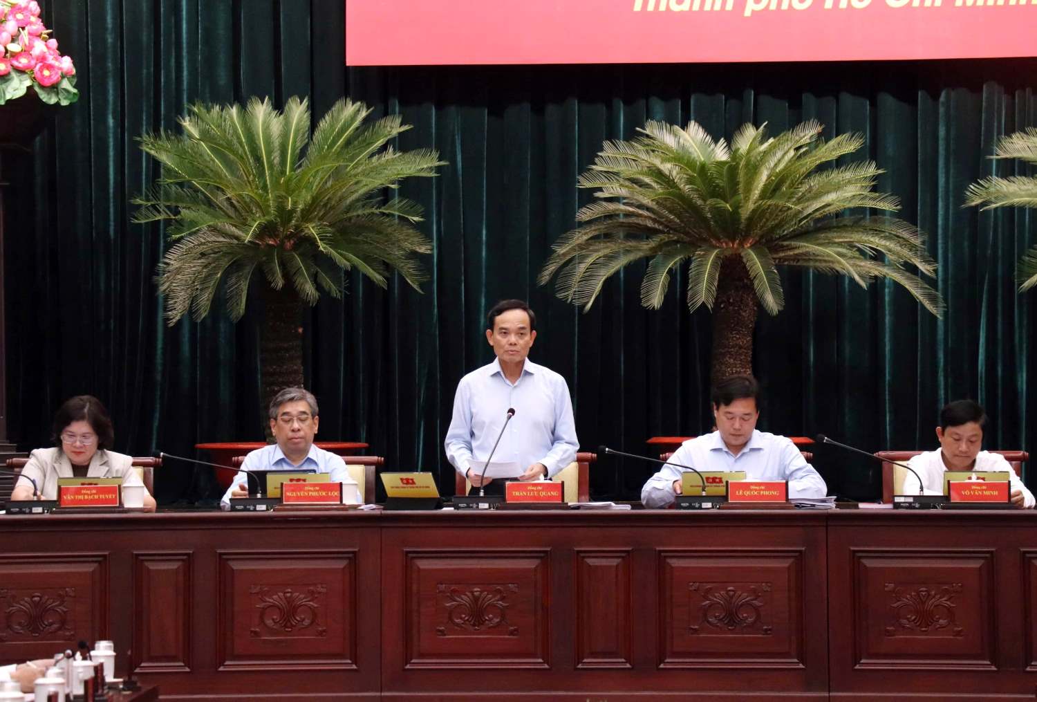El secretario del Comité del Partido de la ciudad de Ho Chi Minh, Tran Luu Quang, habla en la conferencia. Foto: Minh Quan