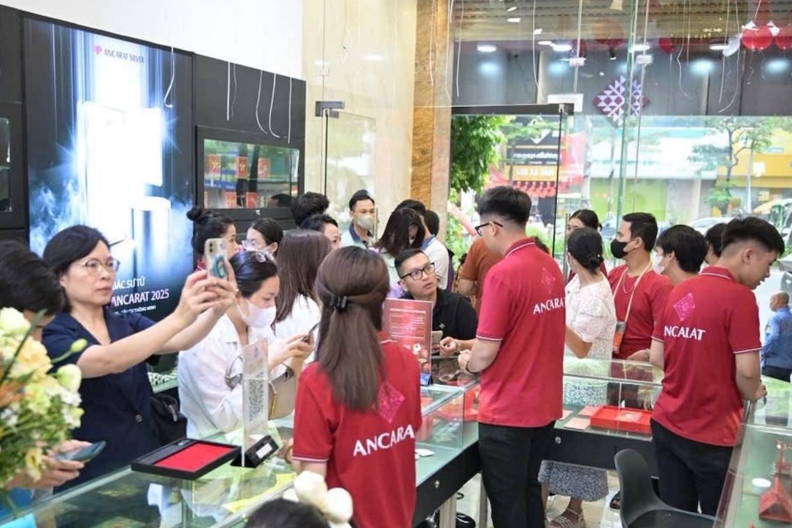 Gần đây, bạc miếng và bạc thỏi trở thành mặt hàng được nhiều người tìm mua. Ảnh: Phương Anh 