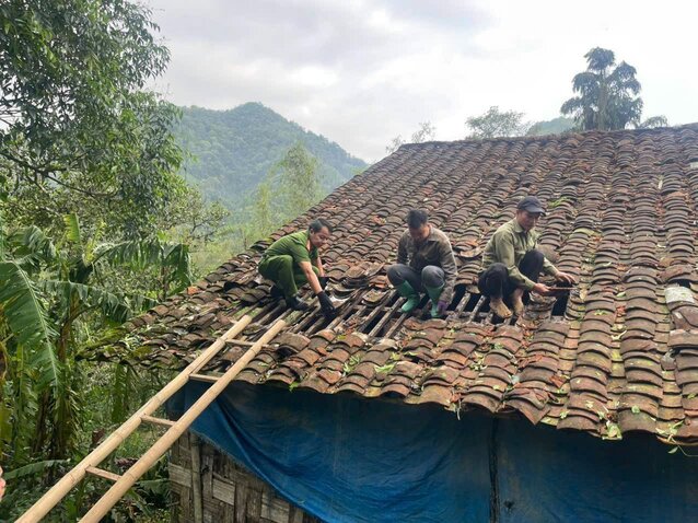 Officers and soldiers of Minh Khai Commune Police support people to overcome the consequences after the hailstorm. Photo source: Cao Bang Police