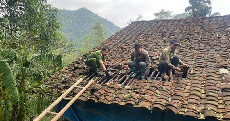 Công an Cao Bằng hỗ trợ dân khắc phục hậu quả mưa băng giá