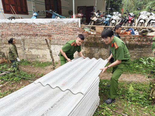 Cán bộ chiến sĩ Công an xã Minh Khai vận chuyển vật liệu hợp lại mái nhà cho người dân. Ảnh nguồn: Công an Cao Bằng 