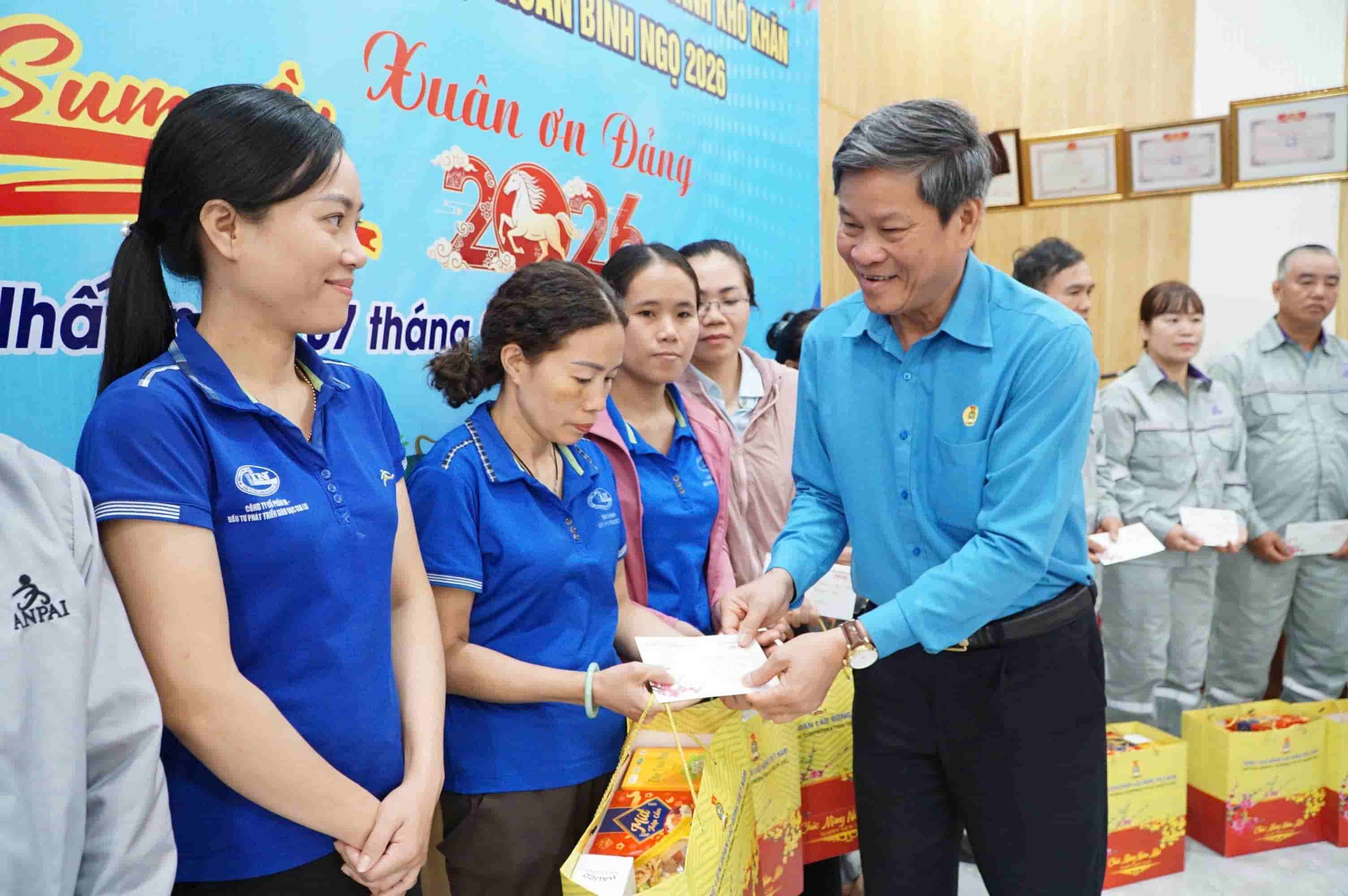 En el Mes del Trabajador 2026, el Sindicato de Gia Lai visitará y animará a muchos trabajadores en circunstancias difíciles. Foto: Thanh Tuan