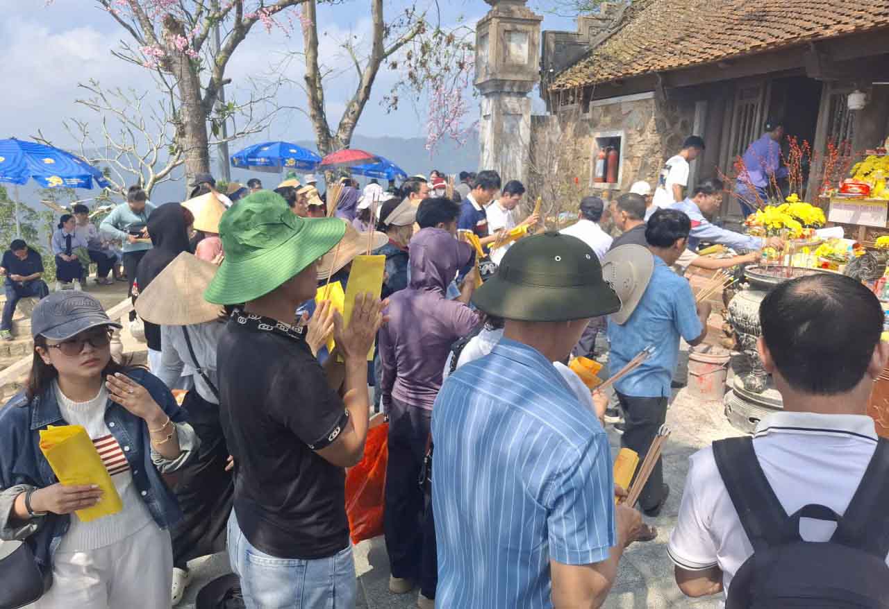 Ha Tinh tourism industry grew quite well in the first quarter of 2026. Pictured are people and tourists offering incense at Huong Tich Pagoda at the beginning of spring 2026. Photo: Tran Tuan