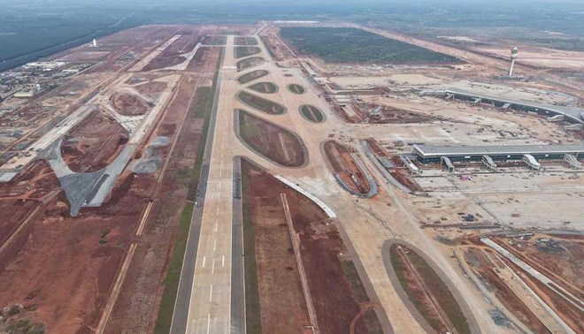 Ho Chi Minh City accelerates the progress of completing procedures to start construction of the railway line connecting to Long Thanh airport. Long Thanh airport runway. Photo: Ha Anh Chien