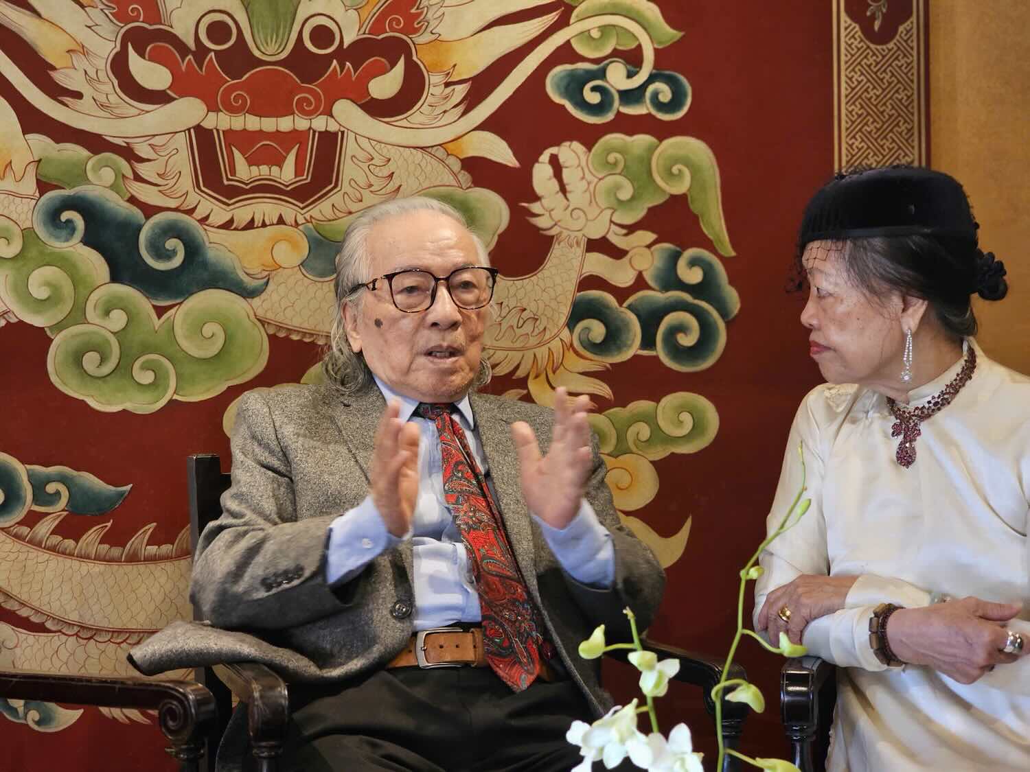 Writer - translator Buu Y and Dr. Thai Kim Lan in a conversation about Trinh Cong Son. Photo: Khoi Yen.