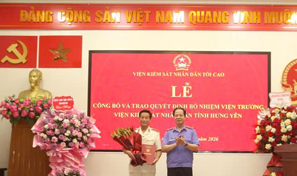 Mr. Nguyen Hoang Duong receives the Decision to appoint the Chief Procurator of Hung Yen Provincial People's Procuracy. Photo: Hung Yen Provincial People's Procuracy