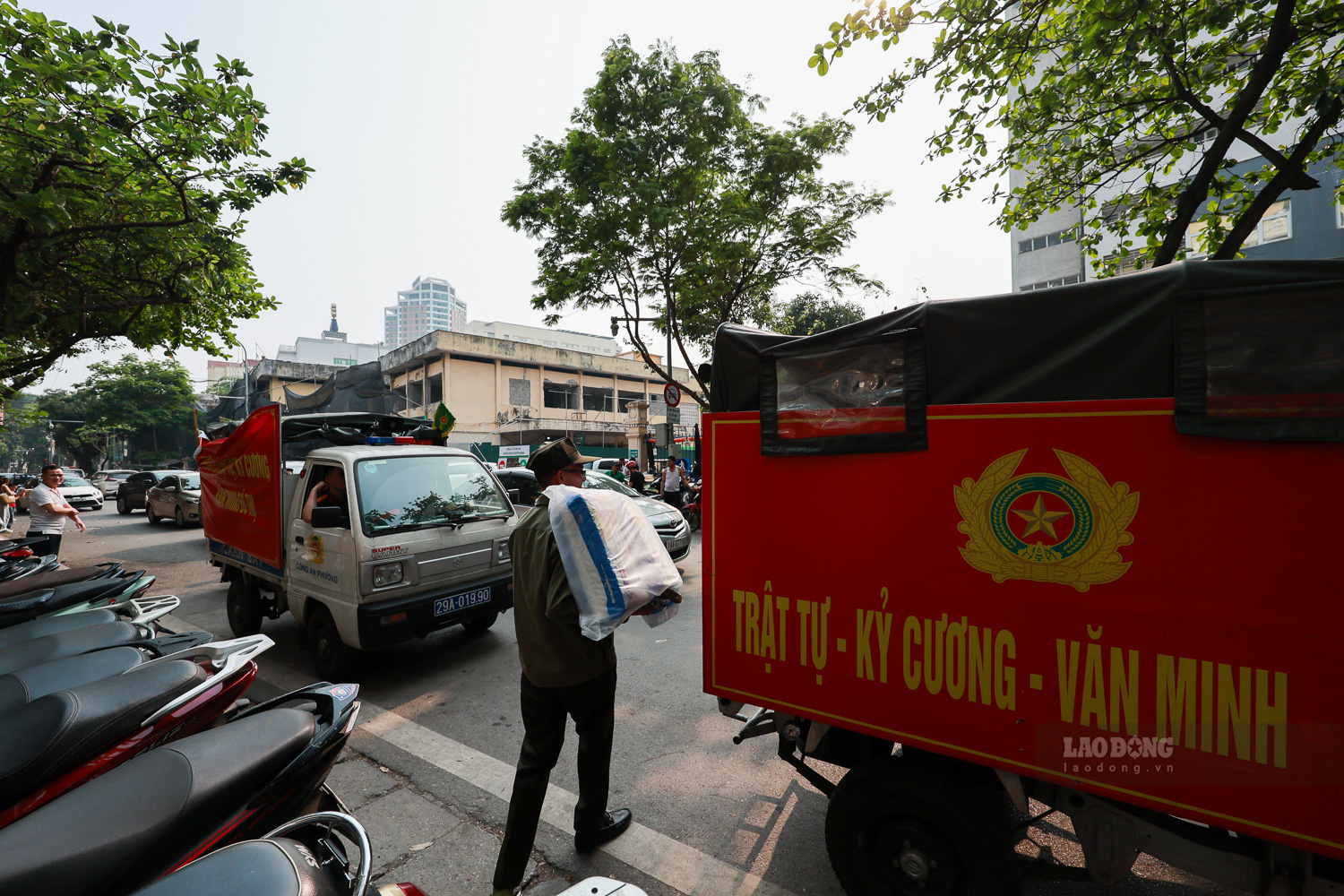 Lực lượng cảnh sát trật tự kiên quyết xử lý các hành vi lấn chiếm vỉa hè để kinh doanh, bày bán hàng hóa, biển hiệu sai quy định.