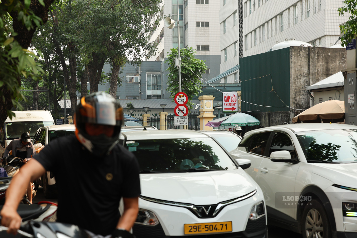 Do mặt cắt đường nhỏ, lại bị bao vây bởi nhu cầu dừng đỗ xe đón trả bệnh nhân, lòng đường Phủ Doãn thường xuyên bị bóp nghẹt. Lực lượng chức năng vất vả để phân luồng, điều tiết giao thông để tránh ùn tắc cục bộ kéo dài.