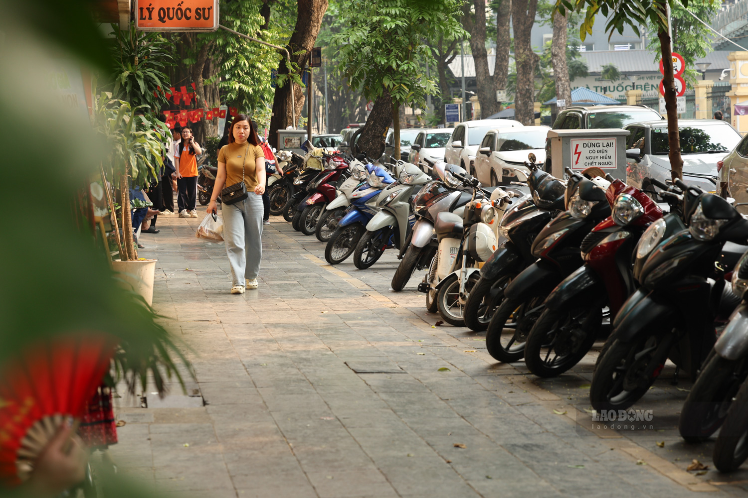 Sau những đợt ra quân cao điểm, diện mạo phố Phủ Doãn đã thay đổi rõ rệt. Vỉa hè đã được trả lại đúng chức năng là không gian dành cho người đi bộ, đặc biệt là các bệnh nhân và người nhà.