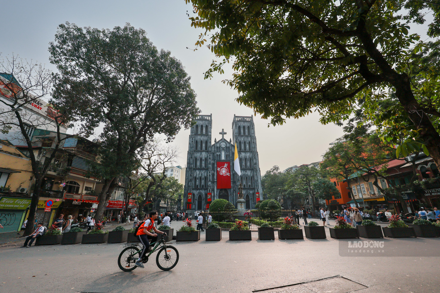 Tuy nhiên, bài toán lâu dài về việc duy trì trật tự và giải quyết áp lực giao thông tĩnh tại các khu vực đặc thù như phố “bệnh viện” cần một quyết sách mang tính đột phá của Hà Nội.