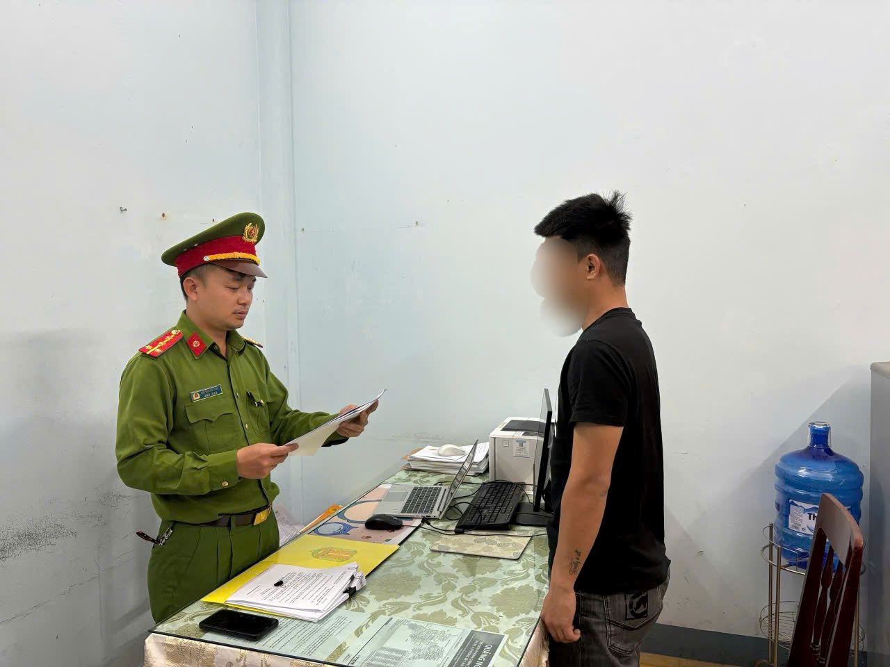 Handing over the decision to prosecute the defendant T.M. H. Photo: Quang Ngai Provincial Police