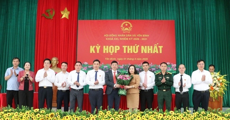 Ms. Doan Thi Hau, Standing Deputy Secretary of the Provincial Party Committee, Chairwoman of the People's Council of Lang Son province, presents flowers to congratulate leaders and members of Yen Binh Commune People's Committee for the 2026 - 2031 term. Photo: Mai Chi
