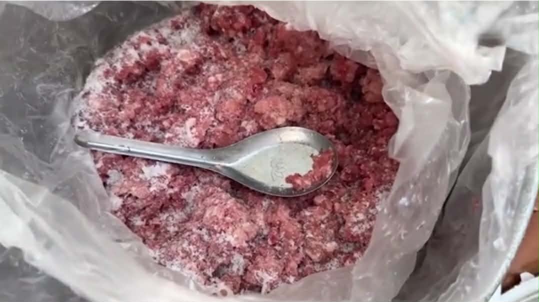 Phụ huynh tố thịt có dấu hiệu bất thường. Ảnh: Người dân cung cấp